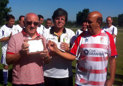 Santi Antonaya entrega la placa de homenaje (GRJ)