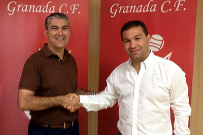 Joseba Aguado estrecha la mano de Juan Carlos Cordero (GRJ) 