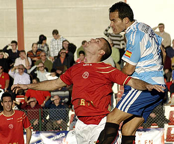 Suárez en una acción con Sergio Molina en el derbi (PACO AYALA)