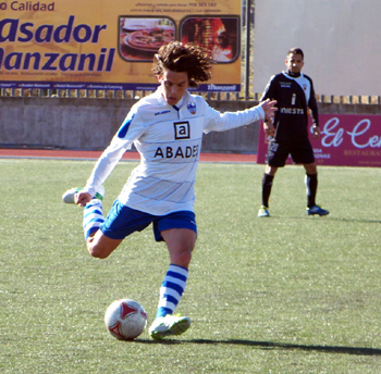 David Gámiz golpea el balón 
