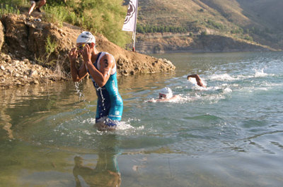 Uno de los participantes saliendo del agua 