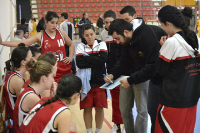 amón Díaz se dirije a sus jugadoras del Raca UGR
