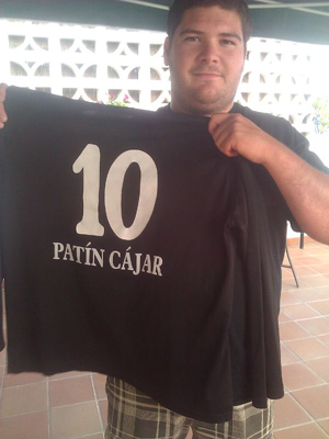 Moi posa con su nueva camiseta 