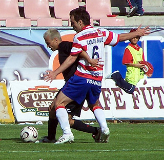 Carlos Ruiz encimando a Viyuela (ALBERTO BUENO)