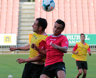Álvaro pugna un balón con Juanma Ortiz (ROMERO)