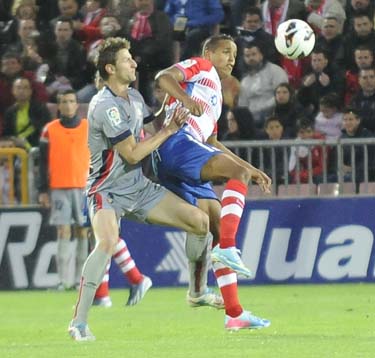 El Arabi pugna con Rubén por el control del balón 