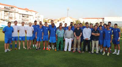 Presentación del equipo junto al alcalde y la directiva 