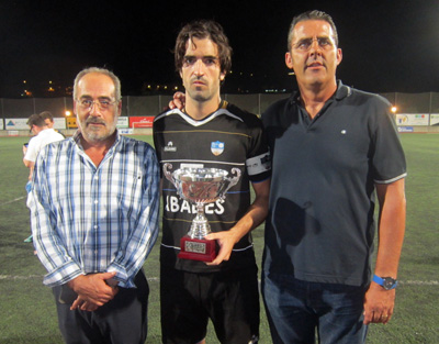 Sillero, junto al concejal y al presidente del Loja posa con el trofeo de subcampeón 