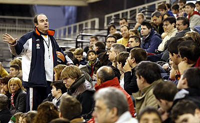 Trifón Poch, entrenador CB Granada, con los asistentes (CBGRANADA.COM)