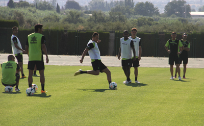 Yebda practica lanzamientos a balón parado 