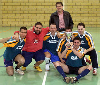 Equipo de periodistas con la Copa Solidaria (GRJ)