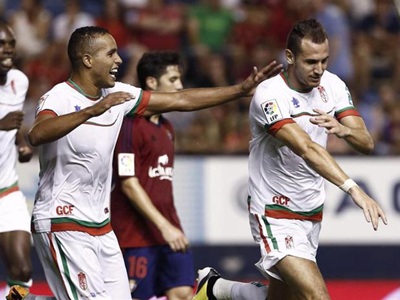 Yebda celebra junto a El Arabi el tanto conseguido contra el Osasuna (TERRA.ES)