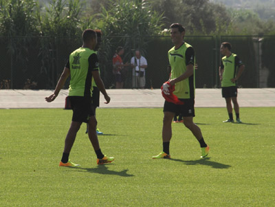 El Arabi y Riki se intercambian el peto de titular 