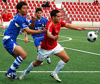 Peri, jugador local, intenta controlar el balón (BALDOMERO)