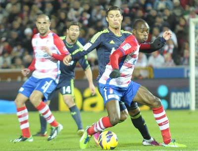 Nyom ante Cristiano, en el partido de la temporada pasada. (ARCHIVO)