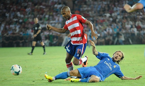 Modric trata de cortar un balón que conduce Brahimi (BALDOMERO)