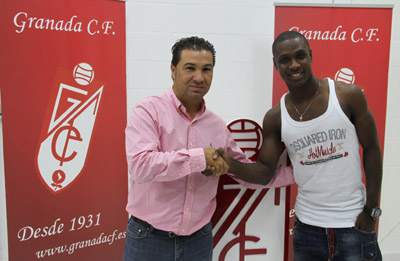 Ighalo y Cordero durante la presentación del jugador nigeriano 
