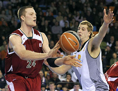 Curtis Borchardt con Urko Otegui del Vive Menorca (ACBMEDIA)