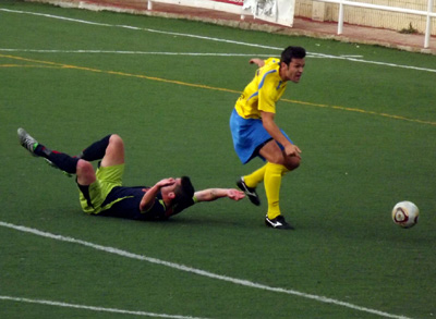 Lance del último derbi entre el Huétor y el Loja 