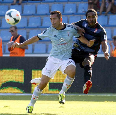 Angulo despeja un balón durante el encuentro contra el Celta (TERRA.ES)