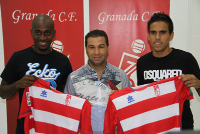 Dos de las nuevas incorporaciones posan junto a Cordero 