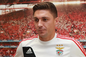 Siqueira durante su presentación con el Benfica 