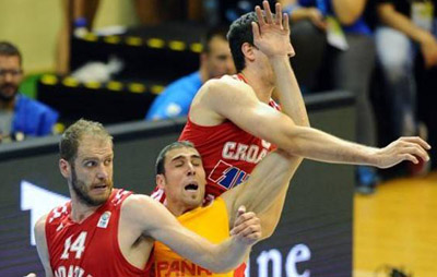 Pablo Aguilar pugna con dos jugadores croatas en el debut con España