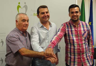 Juan Ramírez, Noel López y Marcelo Montoya se estrechan la mano 