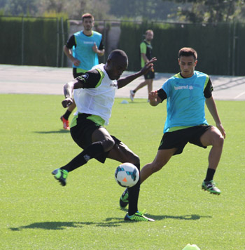 Álvaro disputa un balón con Nyom durante el entrenamiento
