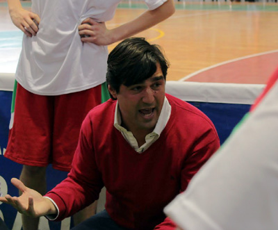 Pabo Pin dando instrucciones a sus jugadores (JOSÉ M. ROMERO)
