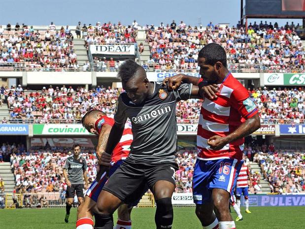 Brayan Angulo y Benítez presionan a Thievy (BALDOMERO) 