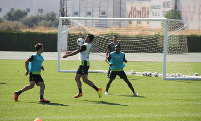 Riki intenta controlar un balón durante un entrenamiento 