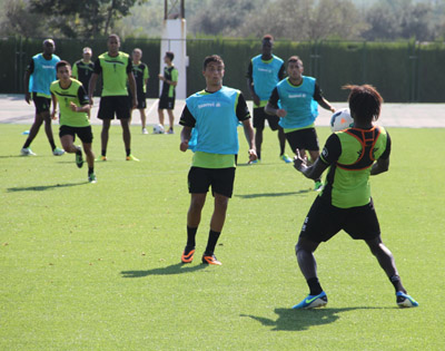 Diakahté controla un balón durante el entrenamiento 