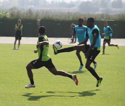 Nyom controla un balón bajo la atenda mirada de Alcaraz