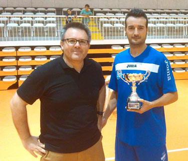 Nono, capitán del Peligros FS recogiendo la copa de campeón 