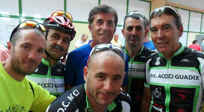 Ciclistas accitanos junto a Pedro Delgado