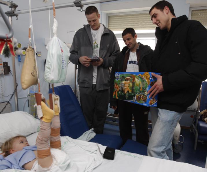 Borchardt, Gianella y Aguilar visitan a un niño en el Clínico