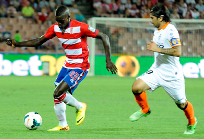 Pereira conduce el balon ante la presion de Banega (BALDOMERO)