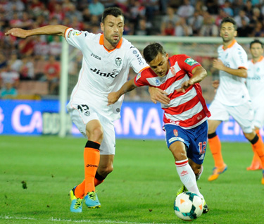 Buonanotte pelea el esférico con Javi Fuego (BALDOMERO)