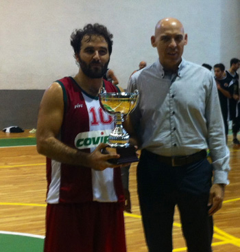 Pablo García recogiendo el trofeo 