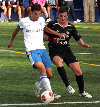Álvaro Santos disputa un balón con un rival marbellí (CASTILLO) 