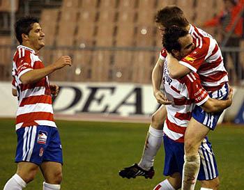 Los jugadores del Granada CF celebran un tanto de Vicente
