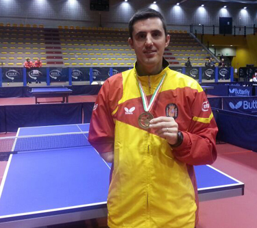 José Manuel Ruiz posa con su nueva medalla 