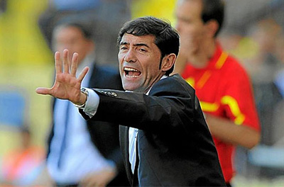 Marcelino dirige a los suyos desde la banda 