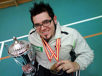 Tomás Piñas posando con todos los trofeos de la Copa del Rey