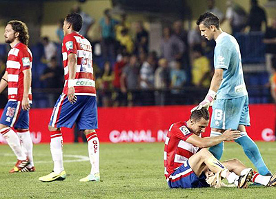 Roberto intenta consolar a Yebda tras la goleada encajada (TERRA.ES)