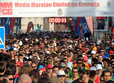 Momento de la salida de la multitudinaria prueba granadina (GRJ)