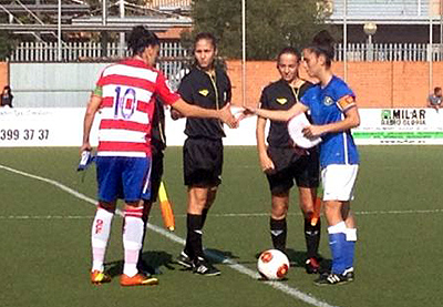 Las capitanas se saludan antes del inicio del encuentro (Mª JOSÉ MESA)