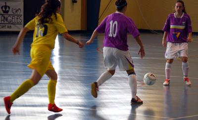 Cristina protege el balón 