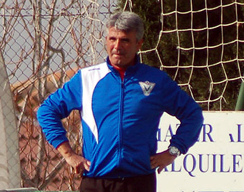 Luis Navarro junto al banquillo (LÁZARO)